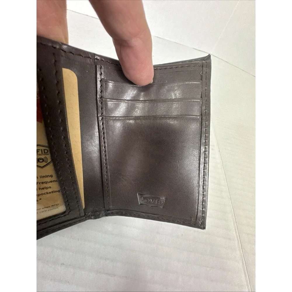 Levi's Men's Sleek & Slim Trifold RFID Brown Leather Wallet 1661